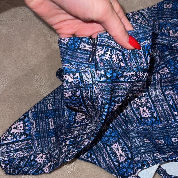 NEVER WORN!! Skort with side zipper - Picture 4 of 4